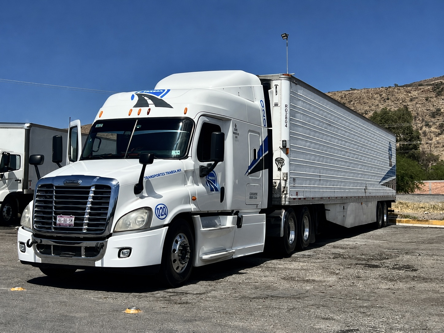Freightliner rojo con caja refrigerada