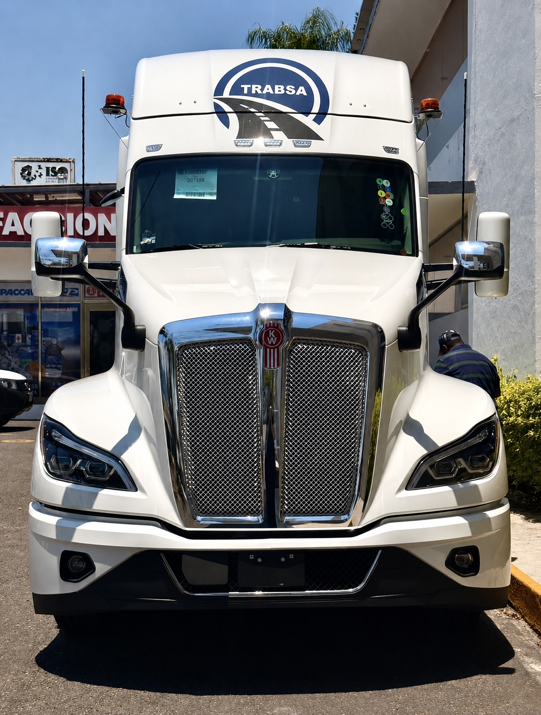 Tractocamión Kenworth nuevo de la flota TRABSA, vista frontal