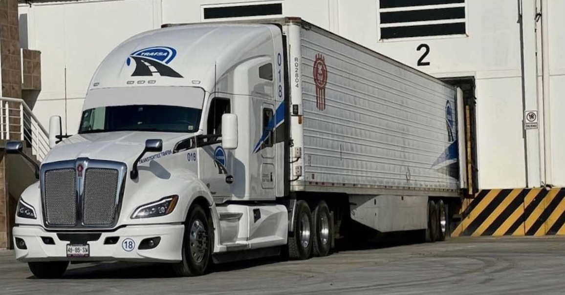 Kenworth blanco en andén