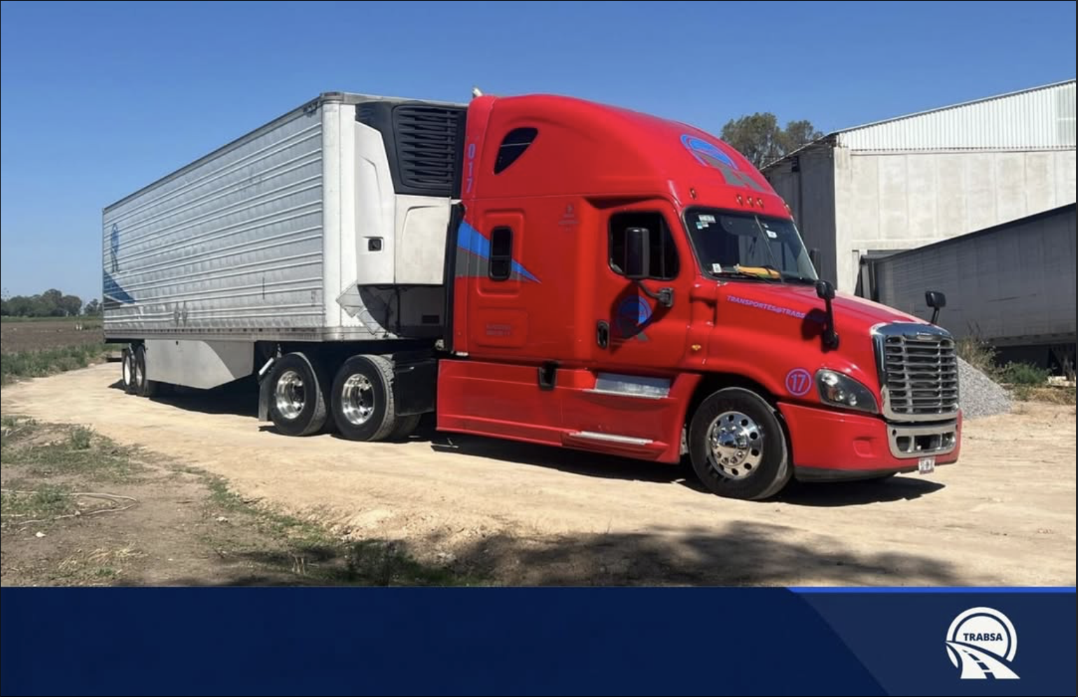 Freightliner rojo con caja refrigerada