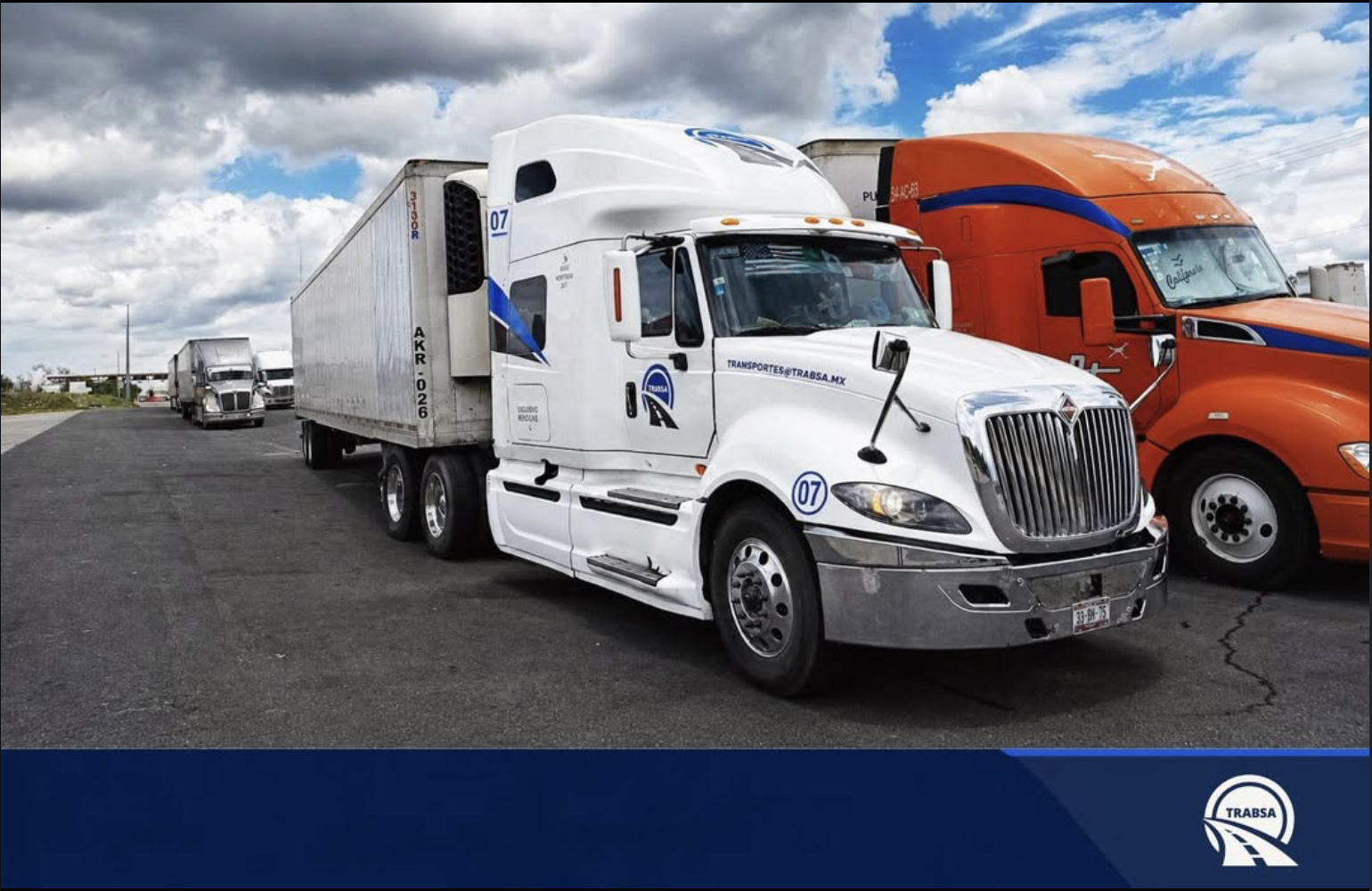 Unidad International de TRABSA con caja refrigerada