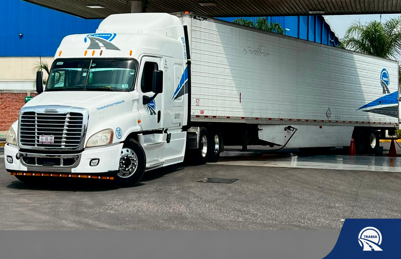 Tractocamión Freightliner de TRABSA acoplado a caja seca en andén de carga