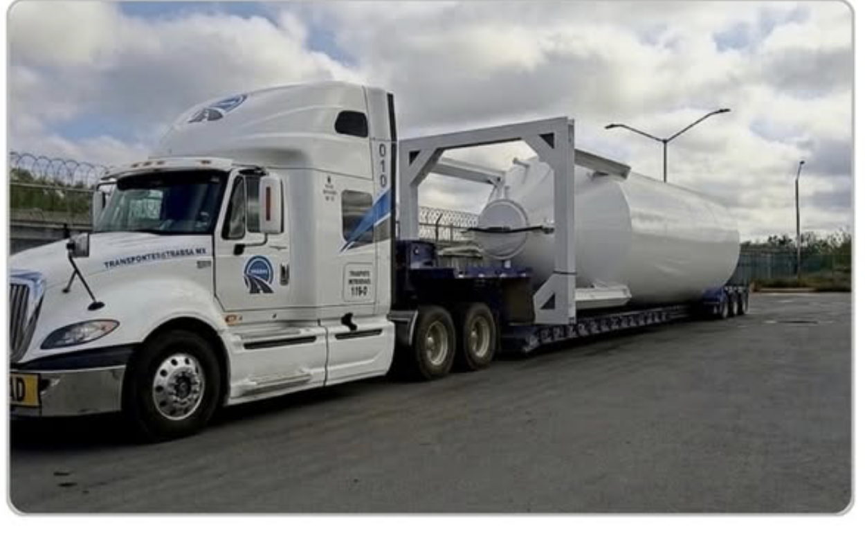 Transporte de carga sobredimensionada en lowboy